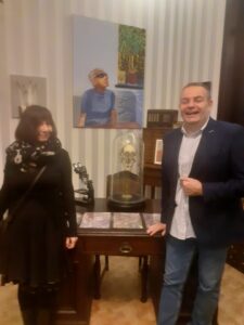 Marta Tarabuła z kuratorem wystawy prof. dr hab. Bartoszem Janem Płachno
